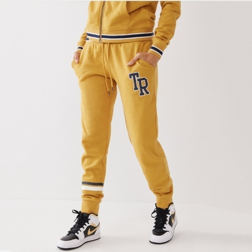 NWT True Religion Collegiate Logo Fleece Lined Skinny Jogger Pant In Gold Yellow